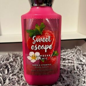 Bath & Body Works Sweet Escape Strawberry Picnic Body Lotion - Vibrant Pink